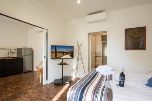 een slaapkamer met een bed en een tafel en een keuken bij La Coroncina Lodging in Siena