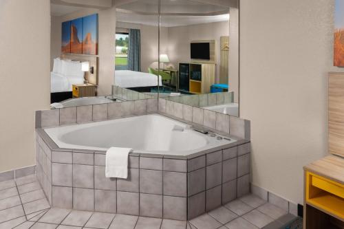 Ένα μπάνιο στο Days Inn by Wyndham Eagle River