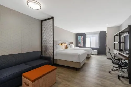 Everhome Suites Corona in Corona