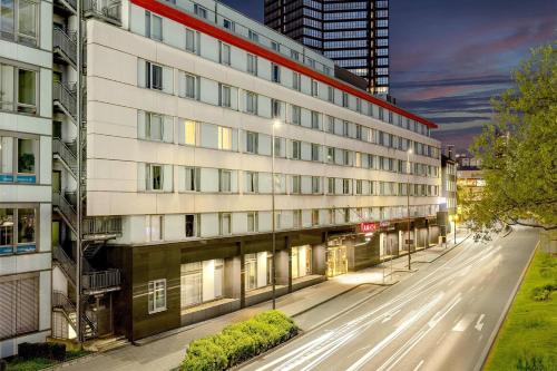 une rue vide devant un immeuble dans l'établissement Ramada by Wyndham Essen, à Essen