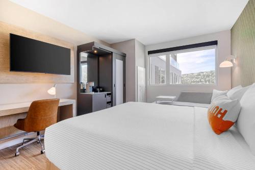 Postel nebo postele na pokoji v ubytování Cambria Hotel Burbank Airport