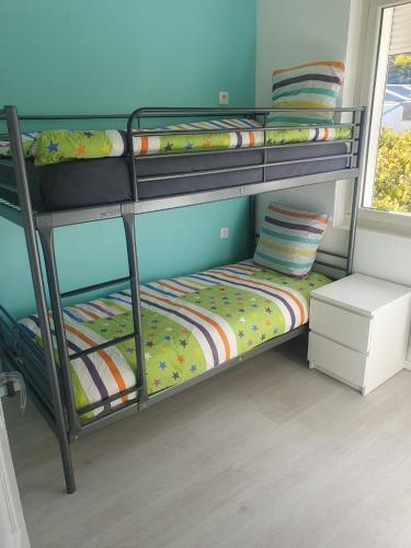 een slaapkamer met twee stapelbedden in een kamer bij Maison agreable in Blois