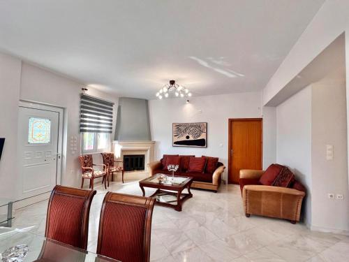 un soggiorno con un divano e un tavolo di Palailimnos a Palaiólimnos