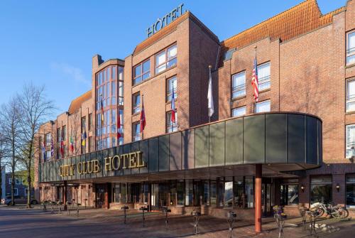 オルデンブルクにあるAspire Oldenburg, Trademark Collection by Wyndhamの建物の正面に看板があるホテル