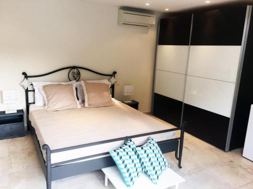 een slaapkamer met een groot bed met kussens erop bij B&B Charming Saint Paul de Vence in Saint-Paul-de-Vence