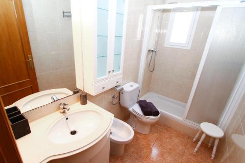 ラ・ピネーダにあるRiscos Planet Costa Doradaのバスルーム(洗面台、トイレ、シャワー付)