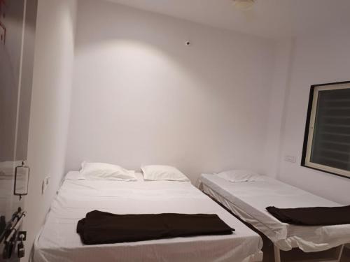 Postel nebo postele na pokoji v ubytování Laxmi Residency