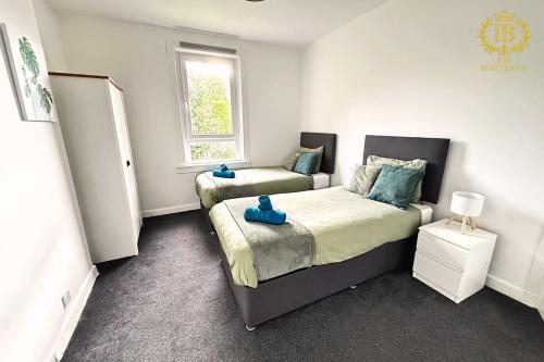 a small bedroom with a bed and a chair at Cosy Apartment In Great Gourock Location in Gourock