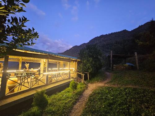 Nespecifikovaný výhled na hory nebo výhled na hory při pohledu z chaty