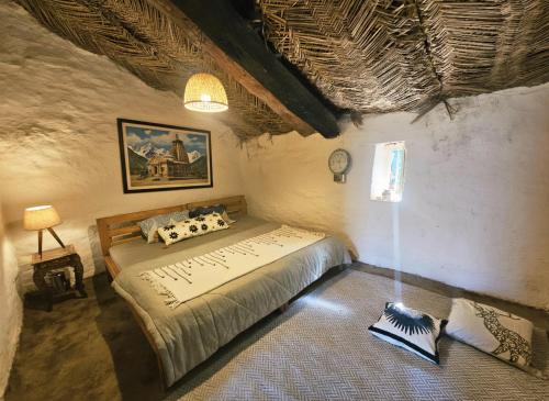 Postel nebo postele na pokoji v ubytování Chaukhamba Cradle