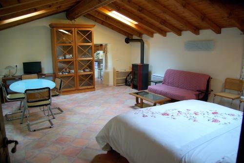 1 dormitorio con 1 cama, mesa y sillas en Agriturismo Cervano, en Toscolano Maderno