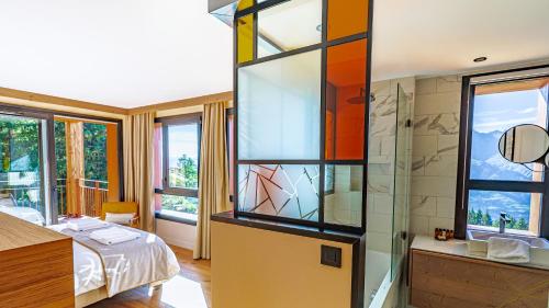 a bedroom with a shower and a bed and a bathroom at Appartement de luxe les Arcs 4 chambres skis aux pieds in Arc 1800