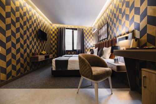 une chambre d'hôtel avec un lit, un bureau et une chaise dans l'établissement Air Hotel, à Tachkent