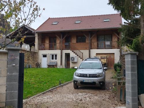 un coche aparcado delante de una casa en La randonnée des vignobles, en Essômes-sur-Marne