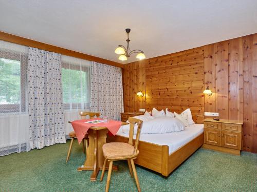 Ένα ή περισσότερα κρεβάτια σε δωμάτιο στο Haus Karin