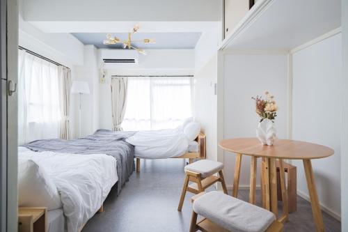 a bedroom with a bed and a table at Comfy Stay Tokiwadai 2minute walk from Tokiwadai Station Ikebukuro 9min Shinjuku 14min Shibuya 18min Max 4guests Many restaurants nearby hot spring Shrine nearby in Tokyo