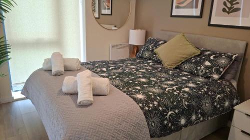 Een bed of bedden in een kamer bij Gorgeous GF 2 Bed 2 bathroom Apartment Liverpool 3