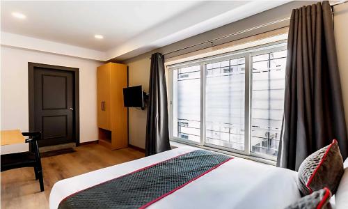 Ένα ή περισσότερα κρεβάτια σε δωμάτιο στο Hotel O Shalimar Railway Station Formerly Samrat Palace