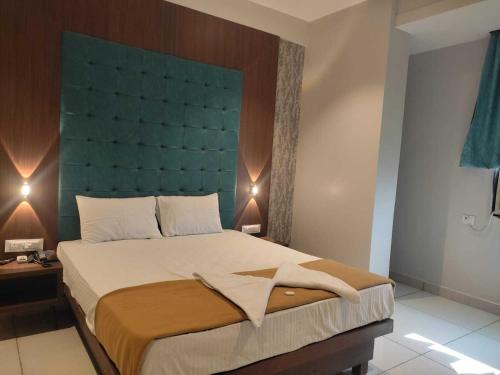 Postel nebo postele na pokoji v ubytování Hotel O Jagruti Nagar Ghatkopar Formerly Icy Cool