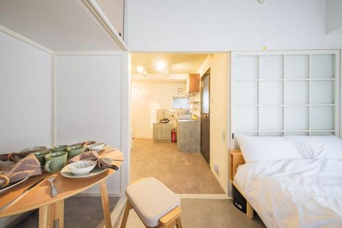a bedroom with a bed and a table and a kitchen at Comfy Stay Tokiwadai 2minute walk from Tokiwadai Station Ikebukuro 9min Shinjuku 14min Shibuya 18min Max 4guests Many restaurants nearby hot spring Shrine nearby in Tokyo