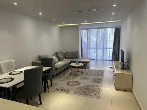 ein Wohnzimmer mit Sofa und Tisch in der Unterkunft Apartment f2 in Hydra