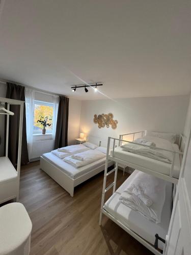 una camera da letto con due letti a castello e una finestra di TONY - 2 Zimmer mit Küche - Zentral a Memmingen