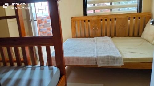 En eller flere senge i et værelse på Roswood Baguio Transient Home