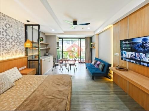 En eller flere senge i et værelse på Newly Lavaya Resort 1BR with pool