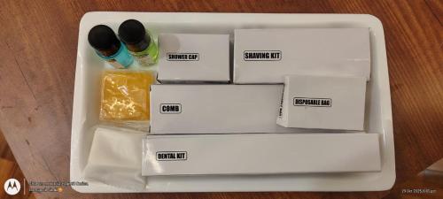 瓦拉纳西Shree Shanteshwar Mahadev Inn的装有区别药物的白色盒子