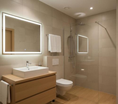 Un baño con lavabo, inodoro y ducha. en GozGen Apart, en Alejandreta