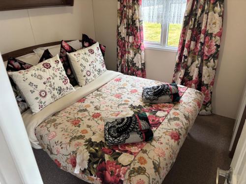 Ένα ή περισσότερα κρεβάτια σε δωμάτιο στο Stunning Pet Friendly 2 bed StaticCaravan in Clarach Bay 2017 model