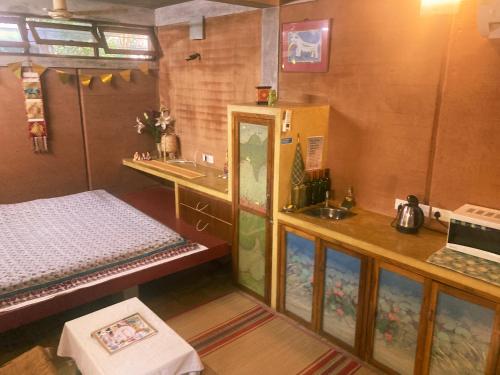 En eller flere senge i et værelse på House of Mud Eco Friendly Room