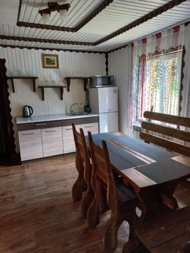 Kuchyň nebo kuchyňský kout v ubytování Котедж Лісова тиша