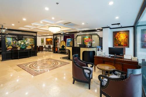 una hall con sedie e una scrivania in un edificio di Nature Hotel - Ba Dinh a Hanoi