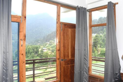 Φωτογραφία από το άλμπουμ του The Shangchul Heights COZY SHANGARH ESCAPE WITH TRADITIONAL DELIGHTS σε Jāmb