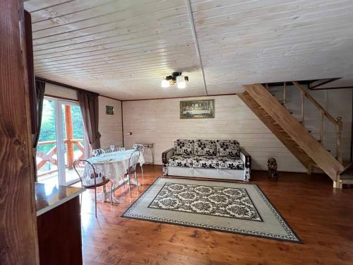 Ένα ή περισσότερα κρεβάτια σε δωμάτιο στο Лісова тиша Дворівневий Люкс