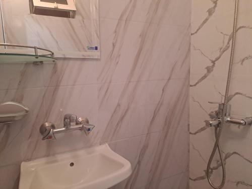 Et badeværelse på Бюджетна стая за двама