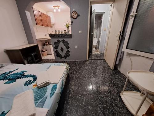 En eller flere senge i et værelse på Бюджетна стая за двама