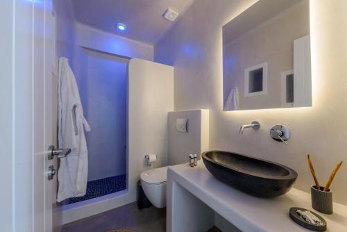 baño con lavabo negro y aseo en Venti Villa Naxos, en Naxos Chora