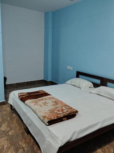 Postel nebo postele na pokoji v ubytování Kashi Home Stay