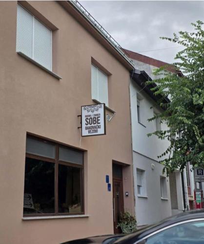 un cartel en el costado de un edificio en Sobe Đakovački vezovi, en Ðakovo