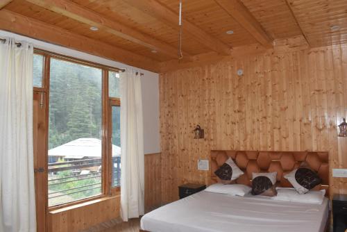 Postel nebo postele na pokoji v ubytování The Shangchul Heights COZY SHANGARH ESCAPE WITH TRADITIONAL DELIGHTS