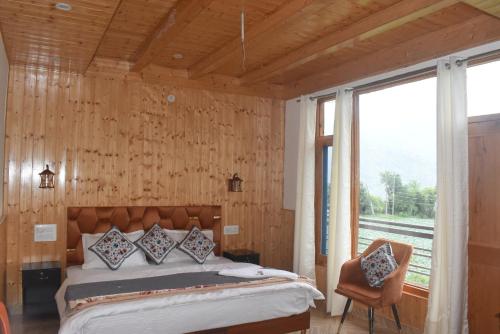 Postel nebo postele na pokoji v ubytování The Shangchul Heights COZY SHANGARH ESCAPE WITH TRADITIONAL DELIGHTS