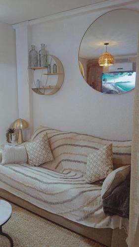 ein großes Bett in einem Zimmer mit einem großen Spiegel in der Unterkunft El Paraiso de Pepa in Castellón de la Plana