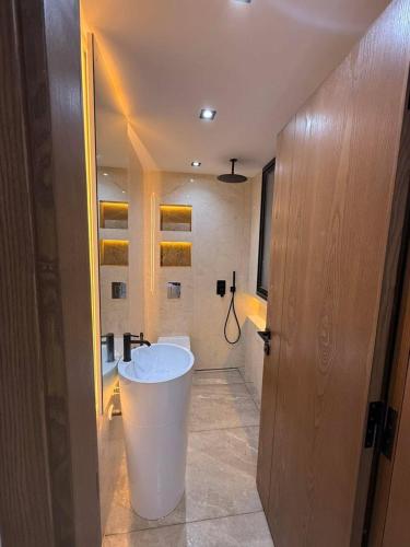 a bathroom with a white tub and a sink at Appartement Luxe S2-900m-plage-Fibre-Smart TV-Parking privé in Nabeul