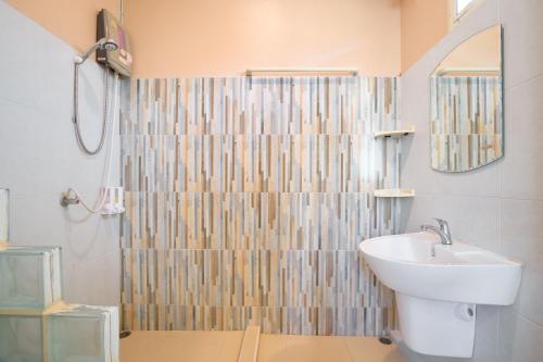 Et badeværelse på The Peak Resort Chaiyaphum