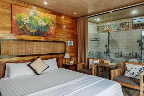 宁平Hidden Valley Eco Retreat Trang An的一间带床的卧室和一间带淋浴的浴室