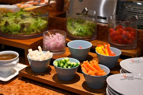 Un grupo de tazones de verduras sobre una mesa. en Hotel Resol Kyoto Shijo Muromachi, en Kioto
