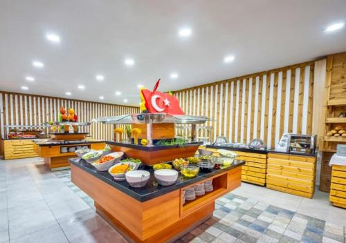 um buffet num restaurante com comida no balcão em Maya World Didyma Hotel - Ultra All Inclusive em Didim