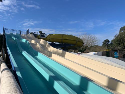 Bazén v ubytování MOBIL HOME 3 ch CONFORT PLUS - Camping 4 étoiles LA PIGNADE nebo v jeho okolí